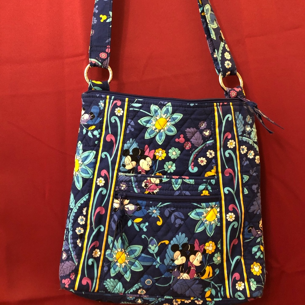 Gently used Vera Bradley crossbody purse.